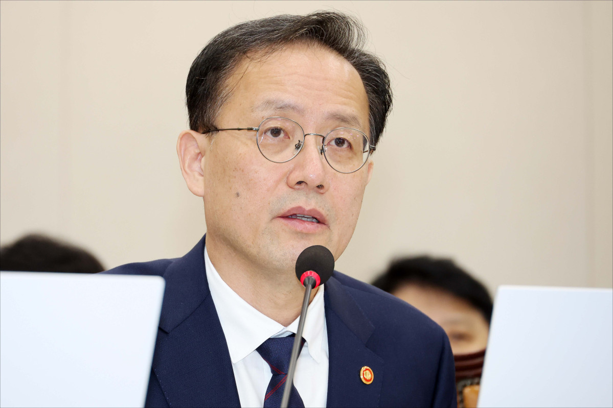 ▲이형일 부총리 겸 재정경제부 장관이 6일 서울 여의도 국회에서 열린 재정경제부 등에 대한 국정감사에서 의원 질의에 답하고 있다. 신태현 기자 holjjak@