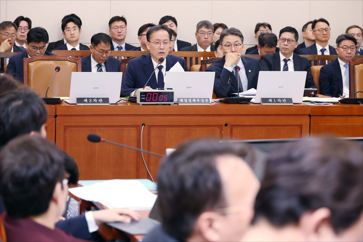 ▲이형일 부총리 겸 재정경제부 장관이 6일 서울 여의도 국회에서 열린 재정경제부 등에 대한 국정감사에서 의원 질의에 답하고 있다. 신태현 기자 holjjak@