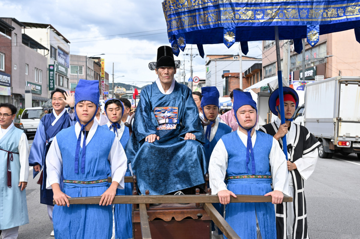 ▲2026영주 풍기인삼축제 개막 행사에서 90세 원로시민이 주세붕 군수 역할을 맡고 있다. 황병직(왼쪽 두번째) 영주시장이 손을 흔들며 뒤따르고 있다. (영주시)