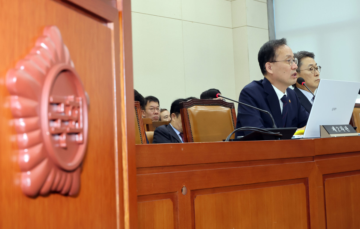 ▲6일 국회에서 열린 재정경제기획위원회 국정감사에서 이형일 부총리 겸 재정경제부 장관이 의원들의 질의에 답변하고 있다. 오른쪽은 권대영 1차관. (연합뉴스)