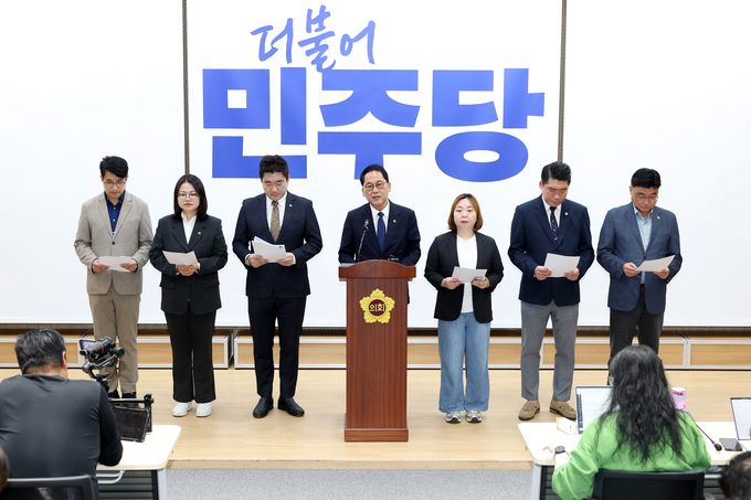 ▲경기도의회 더불어민주당이 2일 도의회에서 기자회견을 열고 민생예산 복구를 촉구하고 있다. (경기도의회 더불어민주당)