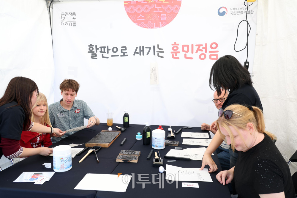 ▲한글날 100주년을 앞둔 6일 서울 광화문광장에서 열린 2026 한글문화산업전에서 외국인 관광객들이 한글문화 체험을 하고 있다. ‘내 곁에 한글’을 주제로 8일까지 열리는 이번 행사에는 다양한 한글문화상품과 콘텐츠를 전시·판매하고 체험 공간을 운영한다. 고이란 기자 photoeran@