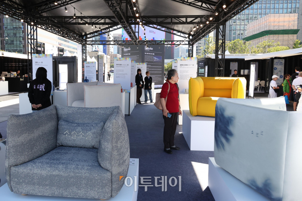 ▲한글날 100주년을 앞둔 6일 서울 광화문광장에서 열린 2026 한글문화산업전에서 관람객들이 한글문화 체험을 하고 있다. ‘내 곁에 한글’을 주제로 8일까지 열리는 이번 행사에는 다양한 한글문화상품과 콘텐츠를 전시·판매하고 체험 공간을 운영한다. 고이란 기자 photoeran@