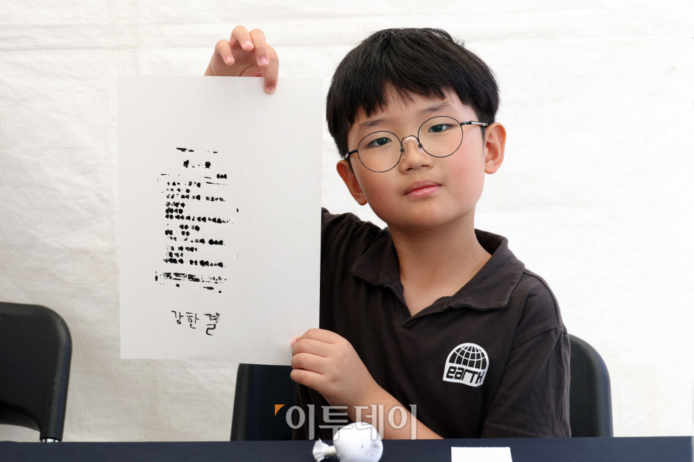 ▲한글날 100주년을 앞둔 6일 서울 광화문광장에서 열린 2026 한글문화산업전에서 한 어린이가 한글문화 체험을 하고 있다. ‘내 곁에 한글’을 주제로 8일까지 열리는 이번 행사에는 다양한 한글문화상품과 콘텐츠를 전시·판매하고 체험 공간을 운영한다. 고이란 기자 photoeran@