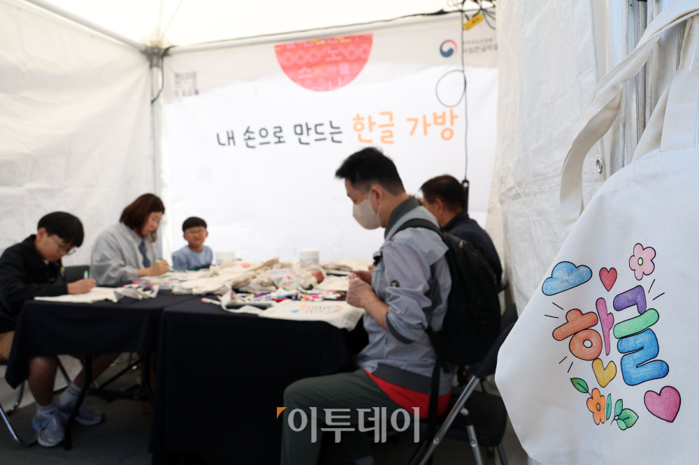 ▲한글날 100주년을 앞둔 6일 서울 광화문광장에서 열린 2026 한글문화산업전에서 관광객이 한글문화 체험을 하고 있다. ‘내 곁에 한글’을 주제로 8일까지 열리는 이번 행사에는 다양한 한글문화상품과 콘텐츠를 전시·판매하고 체험 공간을 운영한다. 고이란 기자 photoeran@