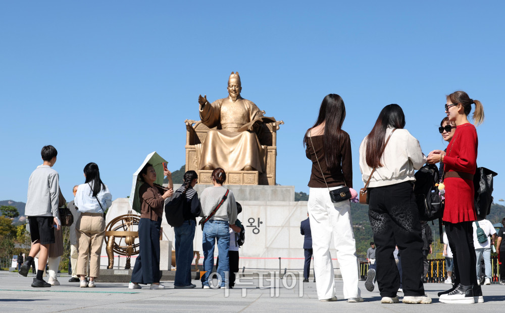 ▲한글날 100주년을 앞둔 6일 서울 광화문광장에서 열린 2026 한글문화산업전에서 관광객들이 세종대왕 동상을 관람하고 있다. ‘내 곁에 한글’을 주제로 8일까지 열리는 이번 행사에는 다양한 한글문화상품과 콘텐츠를 전시·판매하고 체험 공간을 운영한다. 고이란 기자 photoeran@