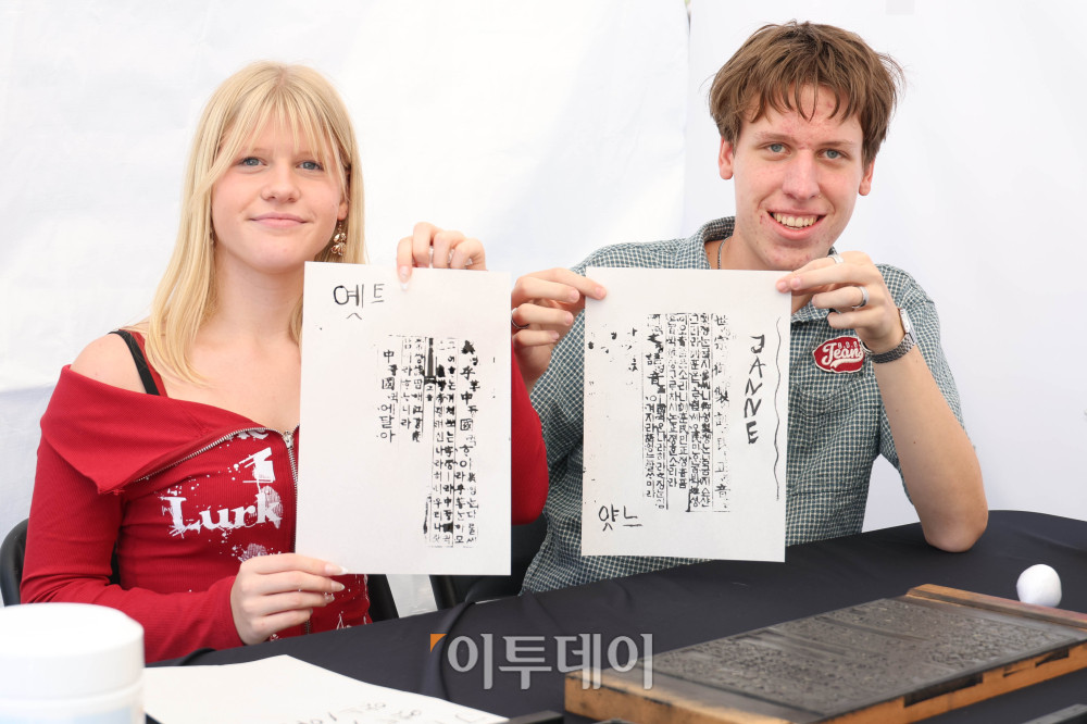 ▲한글날 100주년을 앞둔 6일 서울 광화문광장에서 열린 2026 한글문화산업전에서 외국인 관광객들이 한글문화 체험을 하고 있다. ‘내 곁에 한글’을 주제로 8일까지 열리는 이번 행사에는 다양한 한글문화상품과 콘텐츠를 전시·판매하고 체험 공간을 운영한다. 고이란 기자 photoeran@