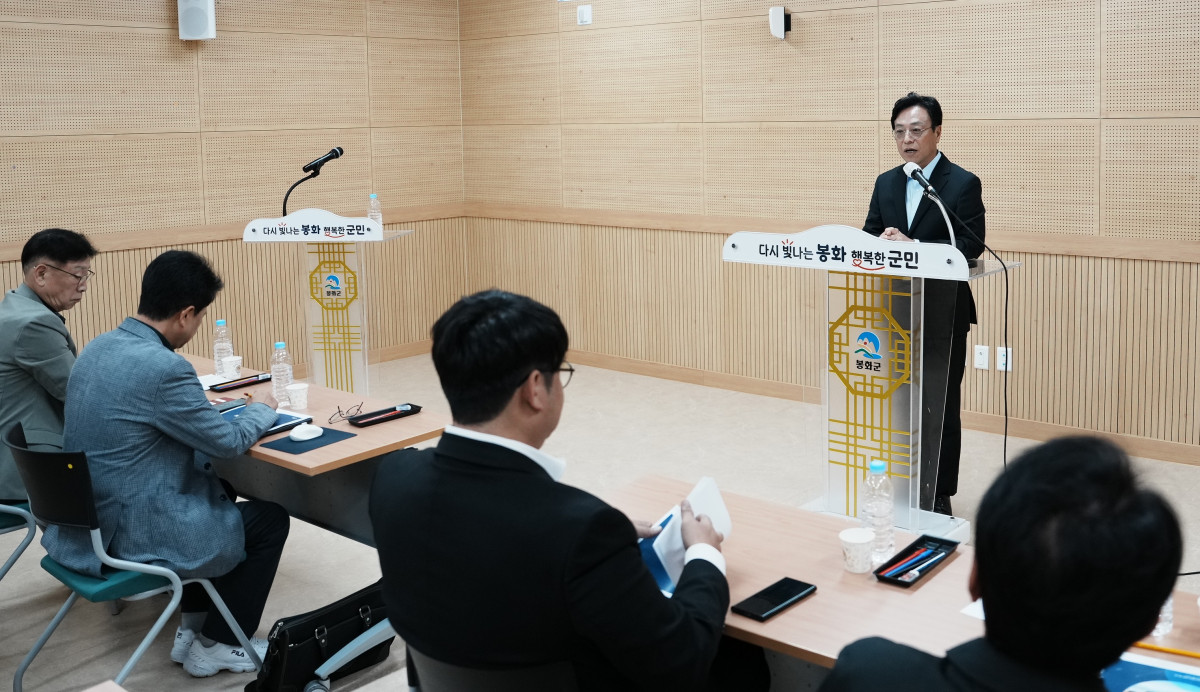 ▲최기영 봉화군수가 6일 취임 100일을 맞아 기자회견을 열고 있다. (봉화군)