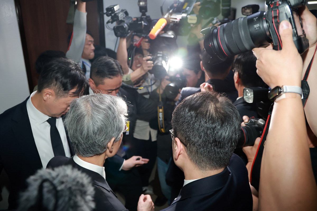 ▲조희대 대법원장이 6일 국회 법제사법위원회에서 열린 대법원 등에 대한 국정감사가 중지된 뒤 법사위 회의실을 떠나고 있다. 사진=연합뉴스