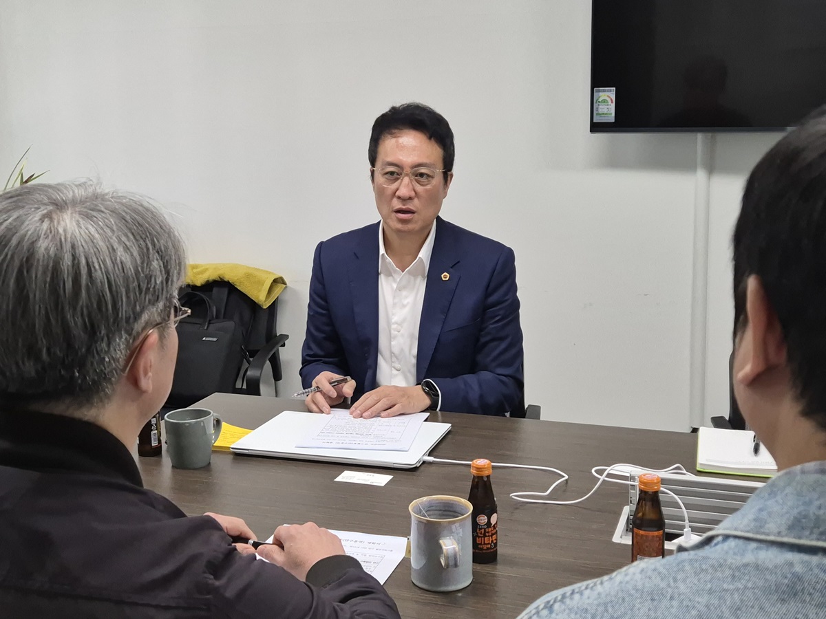 ▲채명신 경기도의회 의원(가운데)이 6일 경기도의회에서 박성민 청강문화산업대학교 공연디자인센터장 등과 '경기도 공연예술 기술교육 및 지원' 정담회를 하고 있다. (경기도의회)