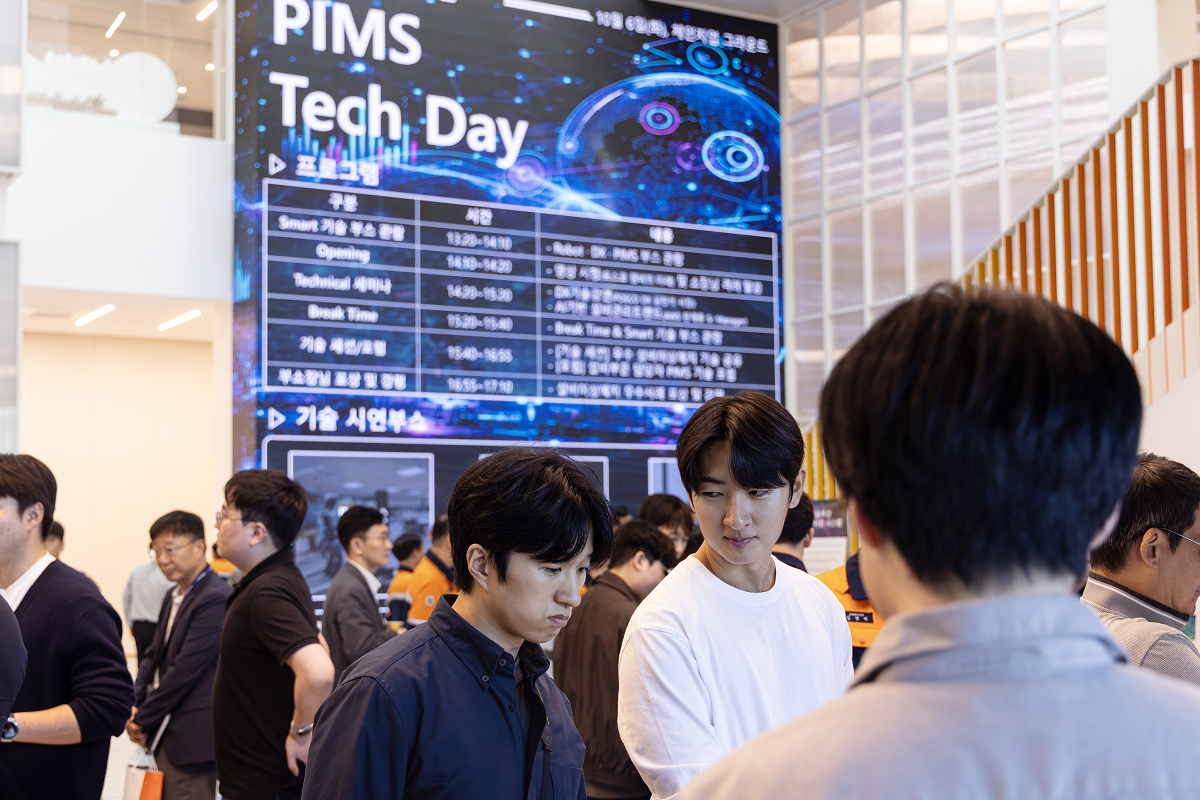 ▲‘PIMS Tech Day’에 참여한 직원들이 개발 사례를 유심히 살펴보고 있다. (포스코 포항제철소)