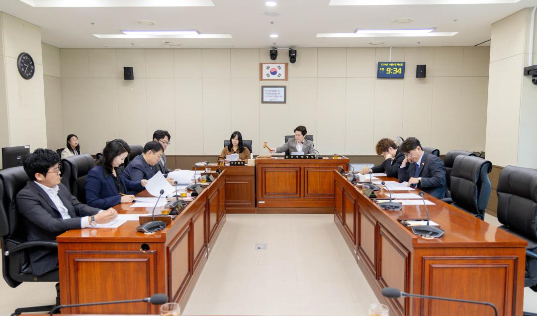 ▲용인특례시의회 의회운영위원회가 6일 회의를 열고 제307회 임시회 일정을 결정하고 있다. (용인특례시의회)