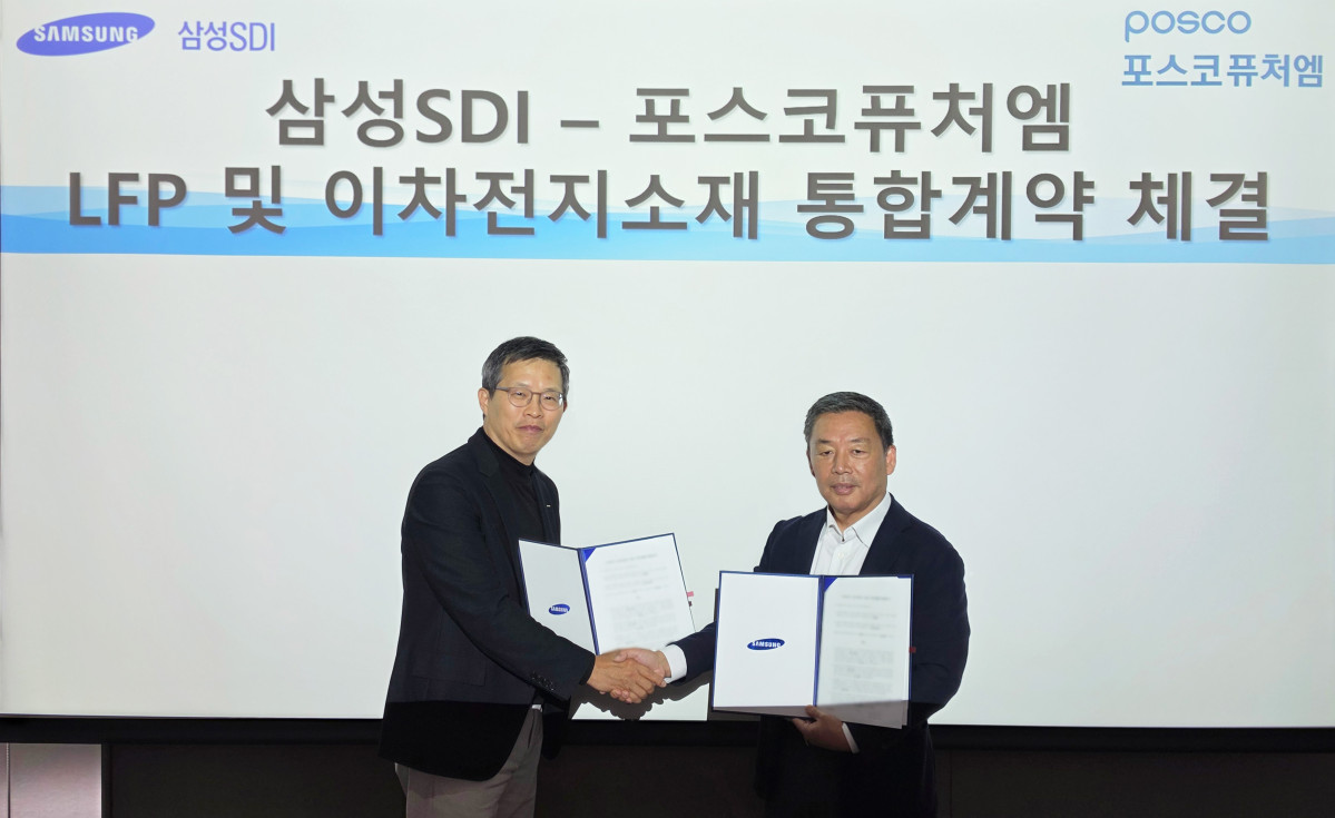 ▲6일 포스코퓨처엠과 삼성SDI가 삼성SDI 동탄사업장에서 LFP 양극재를 포함한 이차전지소재 '일괄공급'을 위한 배터리용 소재 장기 공급계약을 체결했다. (사진 왼쪽부터) 윤태일 포스코퓨처엠 에너지소재마케팅본부장, 이광수 삼성SDI 구매센터장 (포스코퓨처엠)