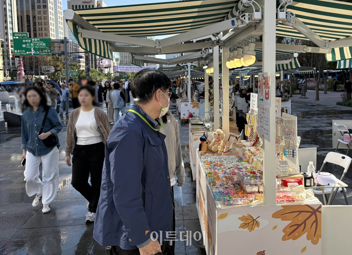 ▲6일 서울 종로구 광화문광장에서 열린 ‘2026 소상공인과 함께하는 광화문 가을마켓’을 찾은 시민들이 수공예품 등 소상공인 상품들을 구경하고 있다. 이번 가을마켓은 11월 5일까지 진행된다. 이현지 수습기자 hj3454@