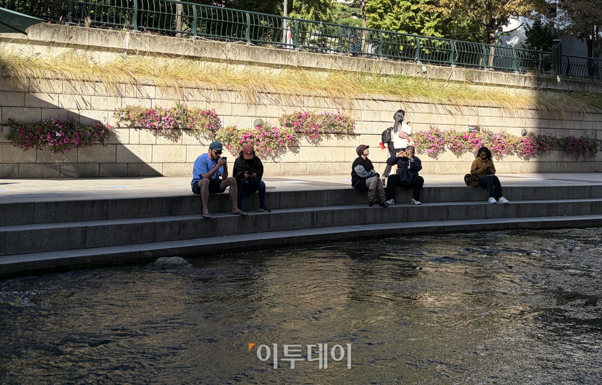 ▲6일 오후 서울 중구 청계천에서 쉬고 있는 시민들의 머리 위로 햇빛이 비치고 있다. 김주리 수습기자 juri@