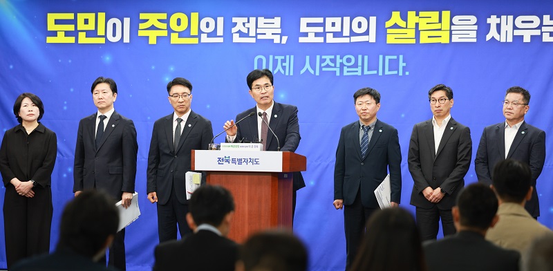 ▲이원택 전북지사가 도청에서 취임 100일을 맞아 브리핑을 하고 있다. (사진제공=전북특별자치도)