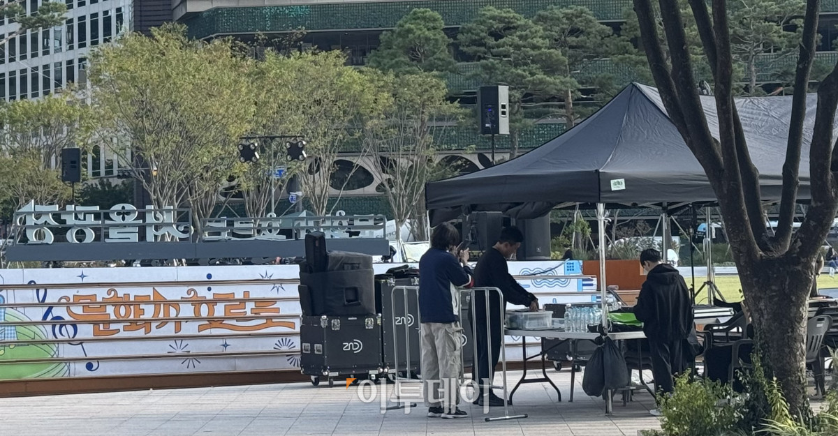 ▲6일 서울 중구 서울광장에 관계자들이 문화가 흐르는 서울광장 행사 준비를 하고 있다. 이번달에는 4일, 6일, 7일, 20일, 21일 총 5회차 동안 다양한 장르의 공연이 이어질 예정이다. 김가영 기자 gozero@