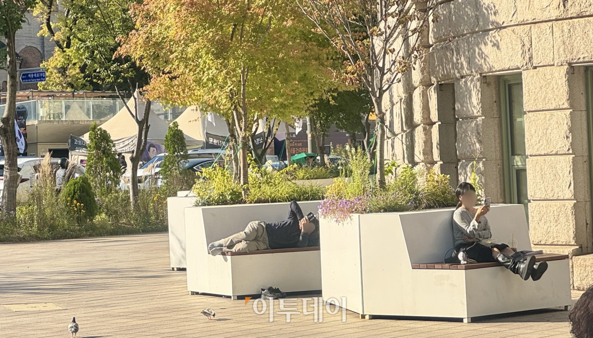 ▲6일 시민들이 서울광장 벤치에 앉거나 누워 완연한 가을을 즐기고 있다. 이날 서울 아침 기온은 11도까지 떨어지며 본격적인 가을 날씨에 접어든 모양새다. 김가영 기자 gozero@