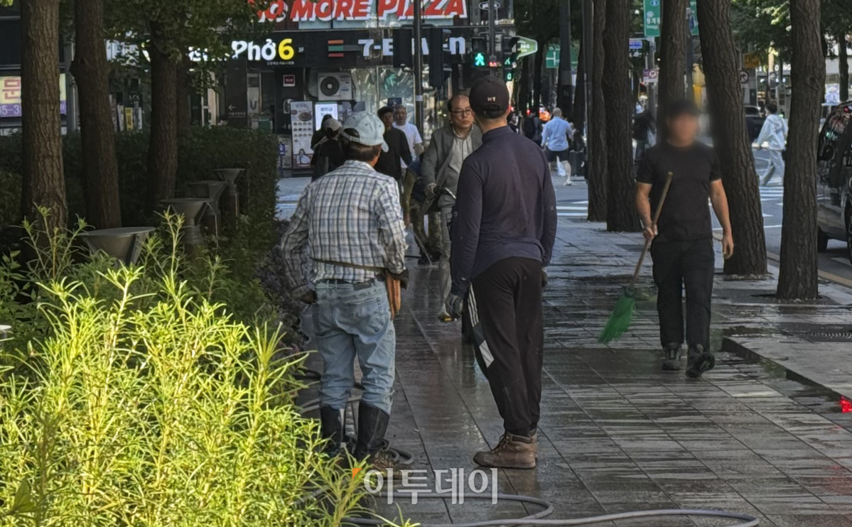 ▲6일 서울 중구 무교로 가로변에 관계자들이 가을을 맞이해 조경정비가 한창이다. 김가영 기자 gozero@