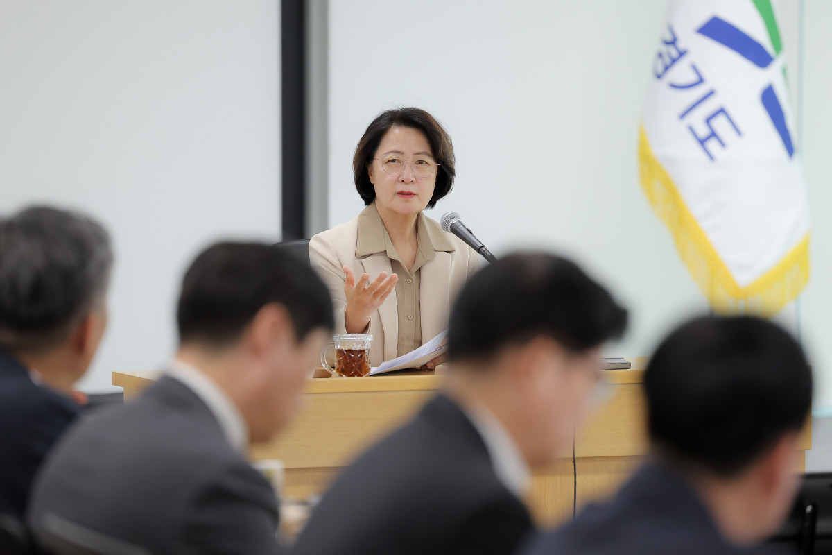 ▲추미애 경기도지사가 6일 주간회의에서 간부 공무원들에게 경기도 재정 상황과 시·군 협력 방안에 대해 발언하고 있다. 추 지사는 이날 “경기도와 시군의 관계는 명령하거나 지시하는 상하 관계가 아니다”며 수평적 파트너십 구축을 주문했다. (경기도)