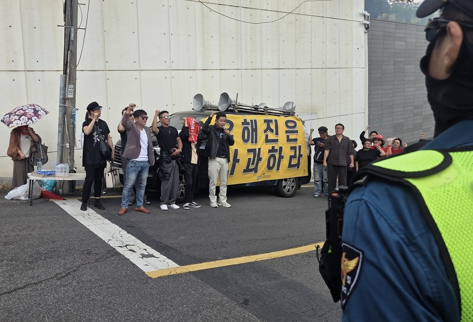 ▲4일 서울 성북구에 있는 영화 '암살자(들)'의 주연 배우 유해진 자택 앞에서 보수단체 회원들이 제작사와 배우를 규탄하는 집회를 하고 있다. (연합뉴스)