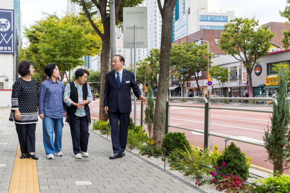 ▲유동균(오른쪽 첫 번째) 서울특별시 마포구청장이 주민들에게 월드컵로 가로수 주변 띠녹지에 대해 설명하고 있다. (사진 제공 = 서울 마포구)
