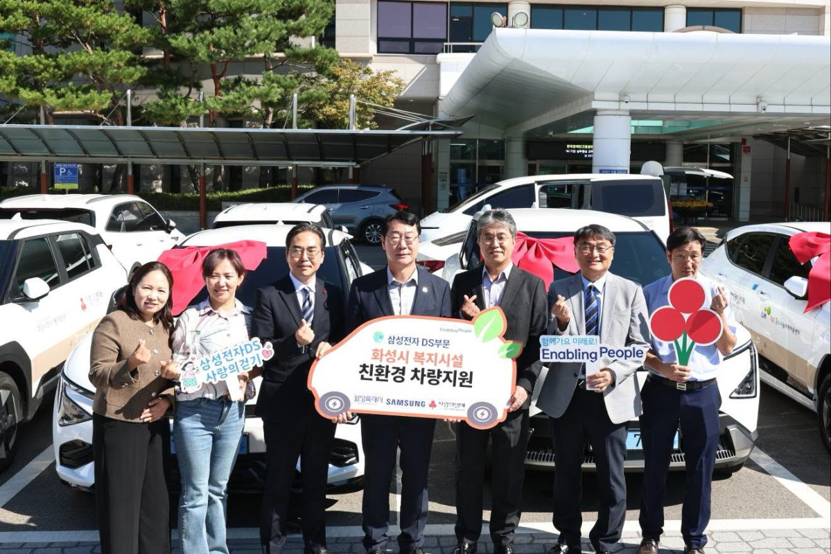 ▲6일 화성특례시청에서 열린 '삼성전자 DS부문 화성시 복지시설 친환경 차량 지원' 전달식에서 임직원 '사랑의 걷기' 기부금으로 마련한 친환경 차량을 전달하고 있다. (정명근 화성특례시장 페이스북)
