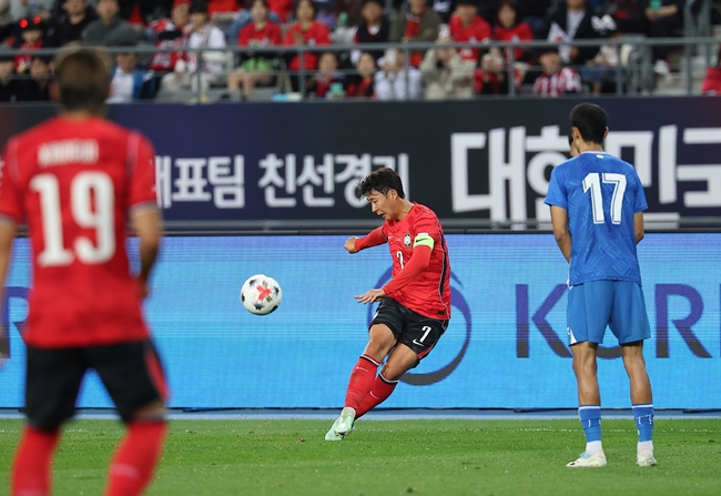 ▲6일 경기 용인시 용인미르스타디움에서 열린 축구 국가대표팀 평가전 대한민국과 우즈베키스탄의 경기. 한국 손흥민이 프리킥을 하고 있다. (연합뉴스)