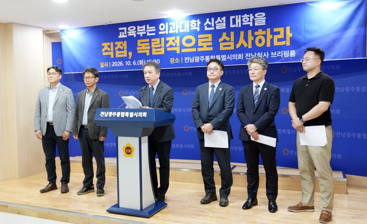 ▲박시형 국립목포대학교 총장직무대리가 6일 전남광주통합특별시의회 브리핑룸에서 국립의대 신설 대학 선정과 관련한 성명서를 낭독하고 있다. (사진제공=목포대학교)