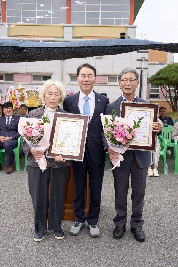 ▲'2026년 경로의 달 행사'에서 장길선 군수가 지역사회의 모범이 되는 어르신과 노인복지 증진에 기여한 유공자에게 표창과 함께 기념 촬영. (구례군)