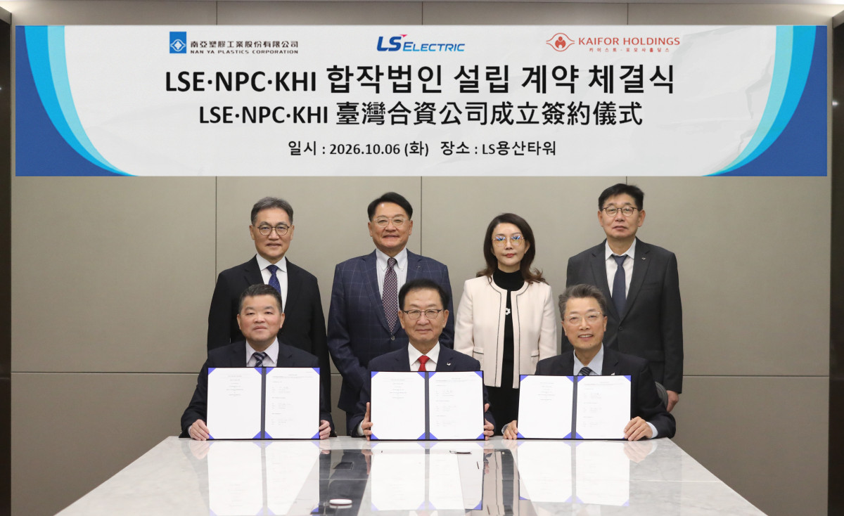 ▲LS일렉트릭은 6일 서울 LS용산타워에서 대만 포모사플라스틱그룹 계열사인 대만 난야플라스틱, KHI와 대만 현지 전력사업 강화를 위한 합작법인(JV) 설립 계약을 체결했다. 뒷줄 왼쪽부터 천요우셩 난야플라스틱 선임부사장, 구자균 LS일렉트릭 회장, 왕뤠이위 포모사플라스틱그룹 상무위원(회장), 채대석 LS일렉트릭 대표. 앞줄 왼쪽부터 천한친 난야플라스틱 전력솔루션 부문 부사장, 박우범 LS일렉트릭 East Asia 본부장, 박동섭 KHI 대표. (사진=LS일렉트릭)