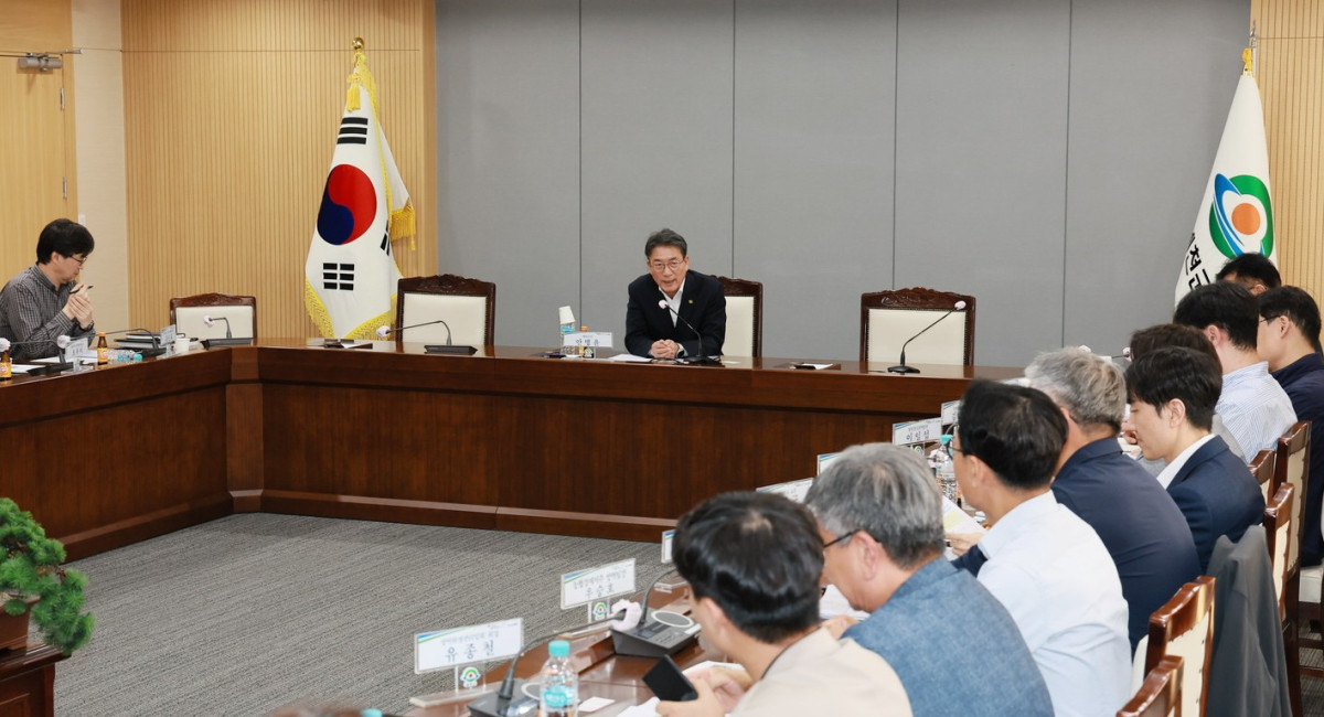 ▲안병윤 예천군수가 6일 군청 회의실에서 구제역 방역관리 전문가협의회를 주재하고 있다. (예천군)