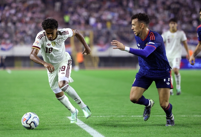 ▲6일(현지시간) 크로아티아 스플리트에서 열린 크로아티아와 스페인의 유럽축구연맹(UEFA) 네이션스리그 경기 도중, 스페인의 라민 야말(왼쪽)이 크로아티아의 이반 페리시치(오른쪽)와 맞서 경기를 펼치고 있다. (EPA/연합뉴스)