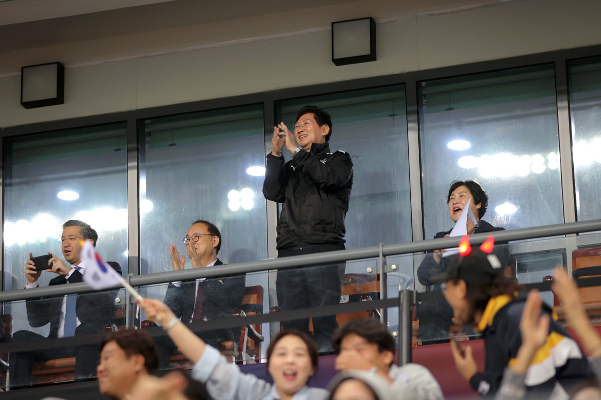 ▲이상일 용인특례시장은 경기 전 정몽준 전 대한축구협회 회장과 선수들을 격려하고 경기 종료 때까지 대표팀을 응원했다. (용인특례시)