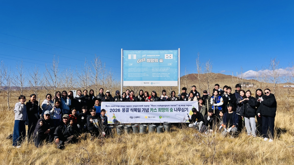 ▲3일 약 50여 명의 봉사단이 몽골 식목일을 앞두고 몽골 에르덴 지역에 위치한 ‘카스 희망의 숲’에서 나무심기 봉사활동을 마치고 기념사진을 찍고 있다. (사진제공=오비맥주)