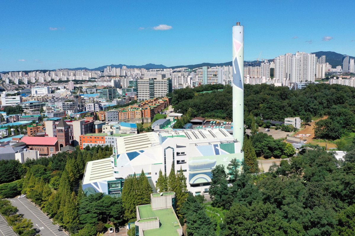▲2000년부터 하루 600t 규모로 가동 중인 수원특례시 영통구 수원시자원회수시설 전경. (수원특례시)