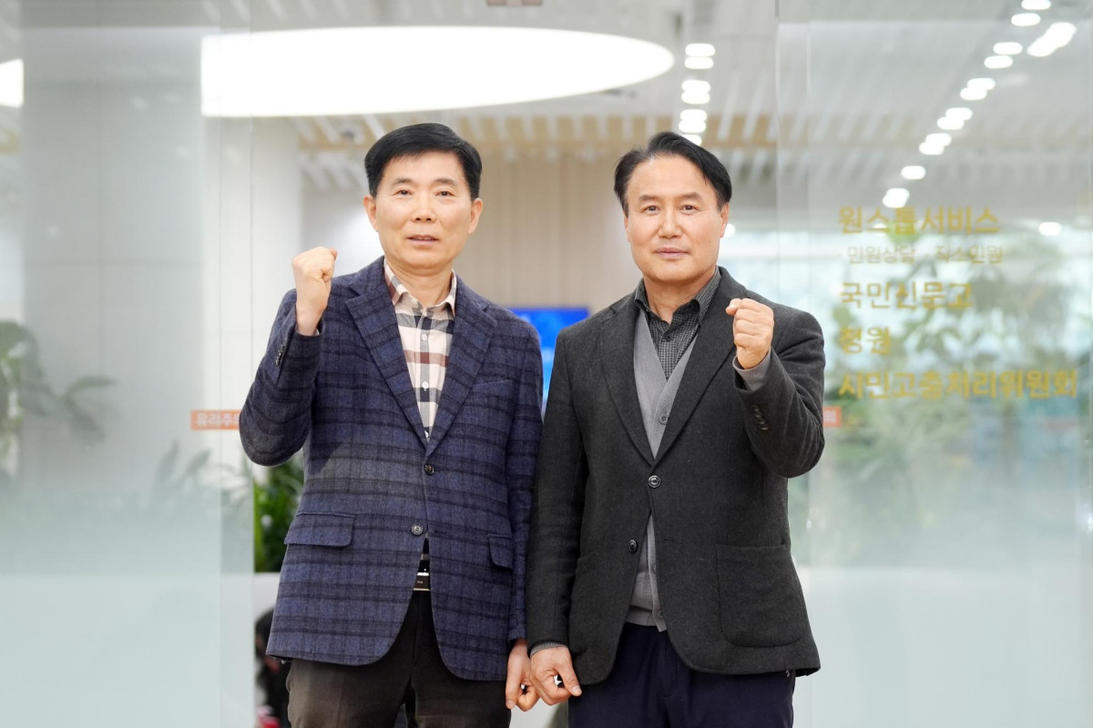 ▲김원규 수원시 특이민원대응전문관과 박도신 갈등조정관. 이들은 '2026 수원형 공직입문과정'에서 신규 공직자들에게 악성민원 대응 방법을 설명하는 활동을 한다. (수원시)