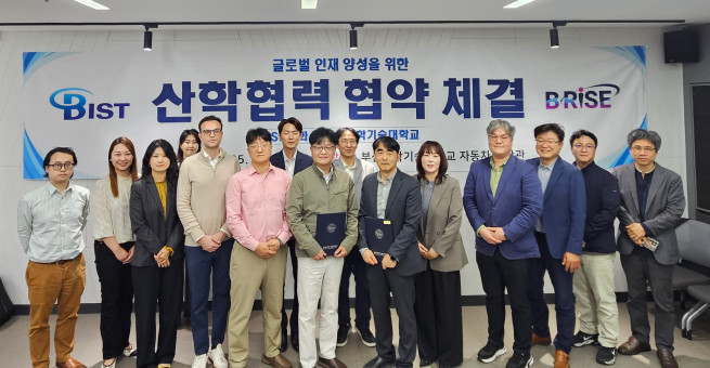 ▲SP삼화와 부산과학기술대 관계자들이 지난달 업무협약식 후 기념사진을 촬영하고 있다. (사진제공=SP삼화)