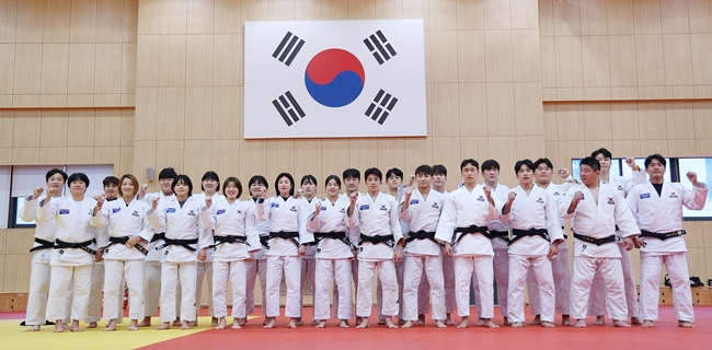 ▲유도 국가대표 선수들이 지난달 9일 충북 진천군 진천국가대표선수촌에서 열린 2026 아이치·나고야 아시안게임 유도 국가대표팀 미디어데이 공식 훈련에 앞서 기념 촬영을 하고 있다. (연합뉴스)