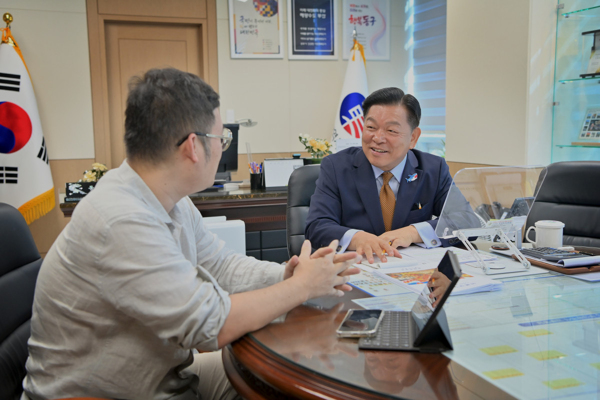▲강철호 동구청장이 기자와의 인터뷰를 진행하고 있다. (사진제공=부산동구청)