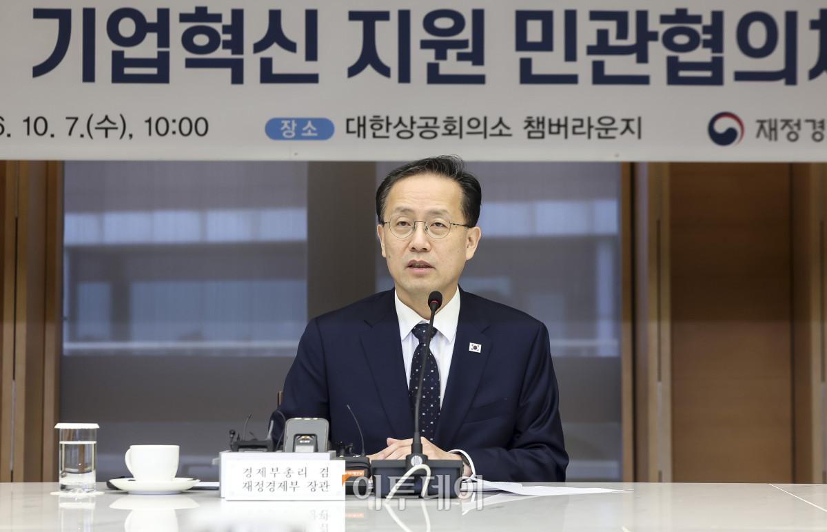 ▲이형일 경제부총리 겸 재정경제부 장관이 7일 오전 서울 중구 대한상공회의소에서 열린 '경제6단체장 간담회 겸 기업혁신 지원 민관협의체'에서 모두발언을 하고 있다. 고성준 기자 joonko1@