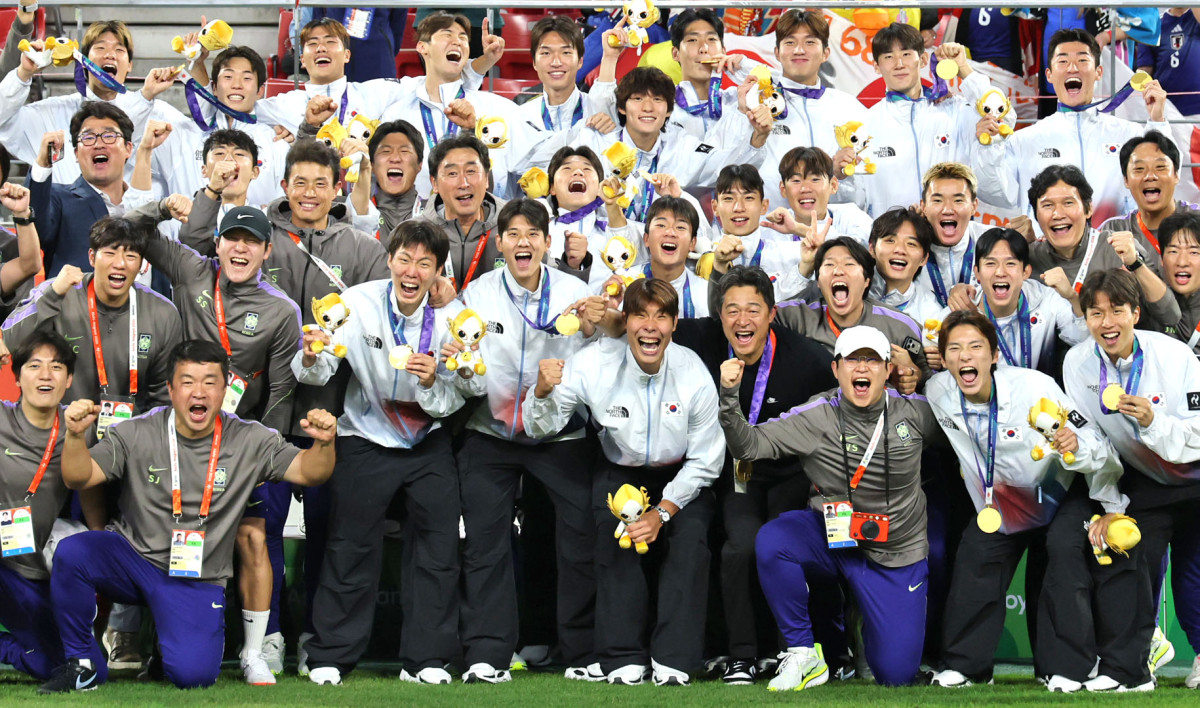 ▲3일 일본 아이치현 도요타 스타디움에서 열린 2026 아이치·나고야 아시안게임 남자 축구 시상식에서 금메달을 획득한 한국 대표팀 선수들이 이민성 감독을 비롯한 코칭 스태프들과 기념촬영을 하고 있다. (연합뉴스)