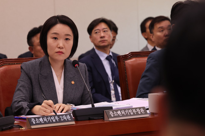 ▲이소영 중소벤처기업부 장관이 7일 여의도 국회에서 열린 산업통상자원중소벤처기업위원회의 중소벤처기업부 국정감사에 출석해 의원 질의를 듣고 있다. 2026.10.07. (뉴시스)