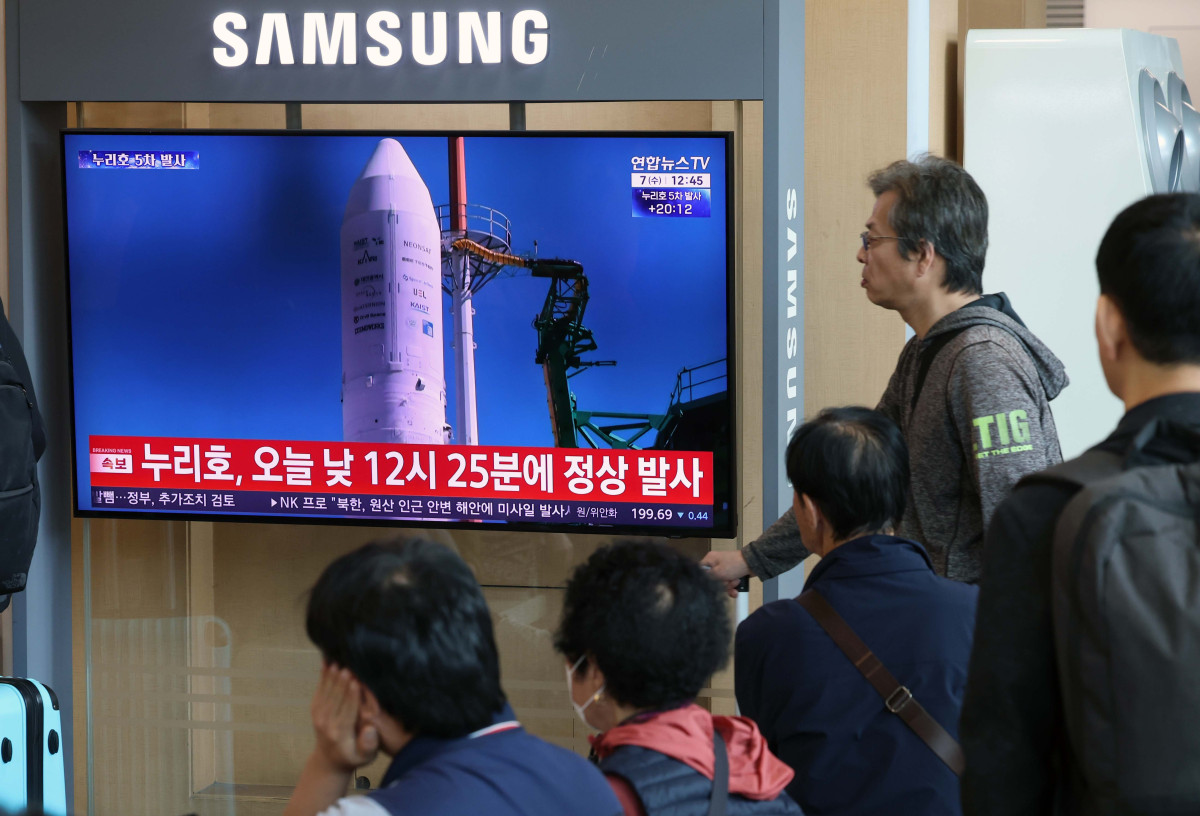 ▲한국형 발사체 누리호의 5차 발사 모습이 7일 서울역 대합실 텔레비전을 통해 생중계되고 있다. 신태현 기자 holjjak@
