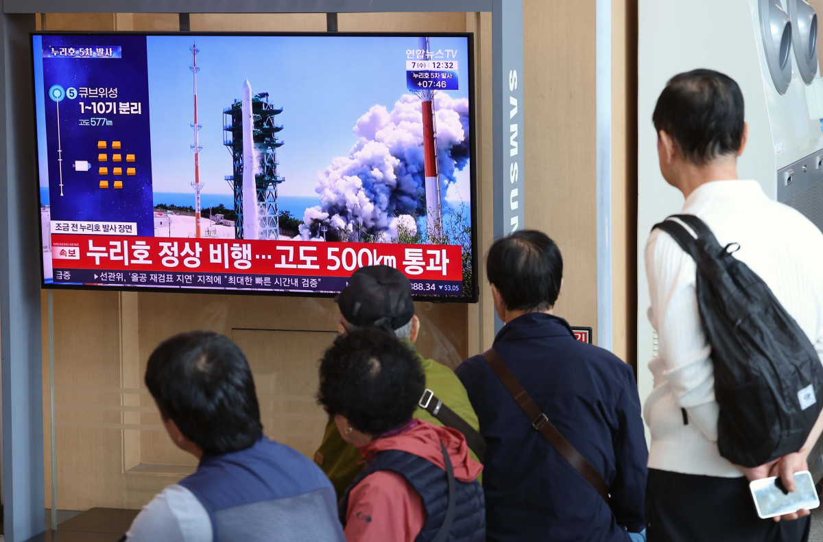 ▲한국형 발사체 누리호의 5차 발사 모습이 7일 서울역 대합실 텔레비전을 통해 생중계되고 있다. 신태현 기자 holjjak@