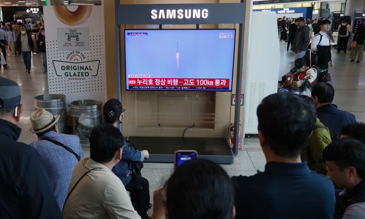 ▲한국형 발사체 누리호의 5차 발사 모습이 7일 서울역 대합실 텔레비전을 통해 생중계되고 있다. 신태현 기자 holjjak@