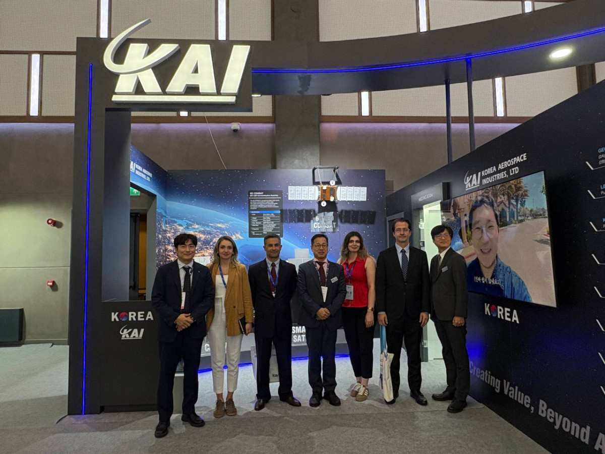 ▲터키 방산국 SSB(SECRETARIAT of DEFENCE INDUSTRIES) 일행이 'IAC 2026'에 참가한 KAI 부스에 방문한 모습 (사진제공=KAI)