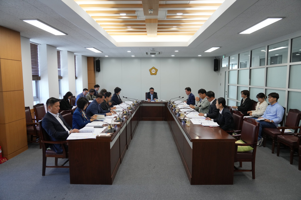 ▲영천시의회(의장 하기태)는 6일 전체 의원이 참석한 가운데 10월 정례간담회를 개최하고,  주요 시정 현안에 대해 심도 있게 논의했다. (영천시의회)