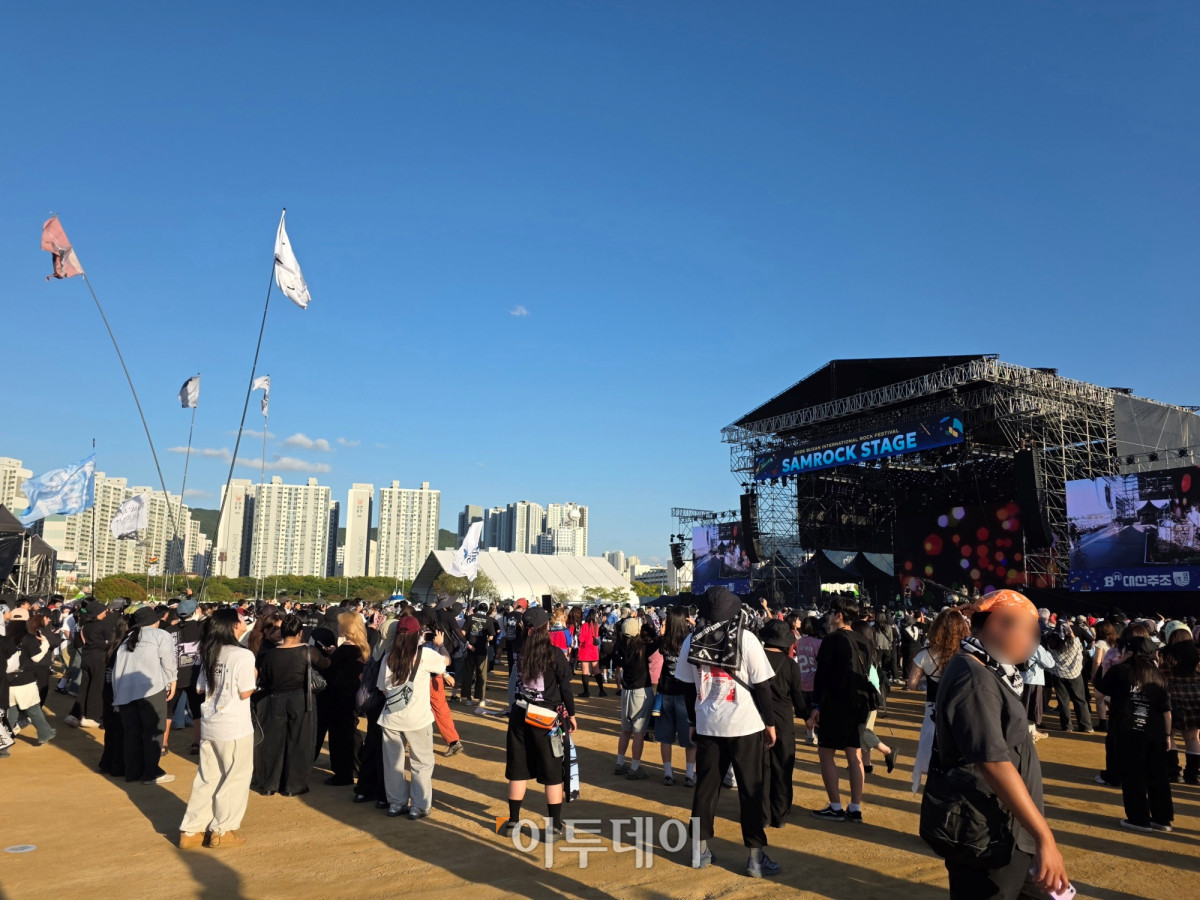 ▲2일 부산 사상구 삼락생태공원에서 열린 부산국제록페스티벌에서 관객들이 무대를 감상하고 있다. (장유진 기자 @yxxj)