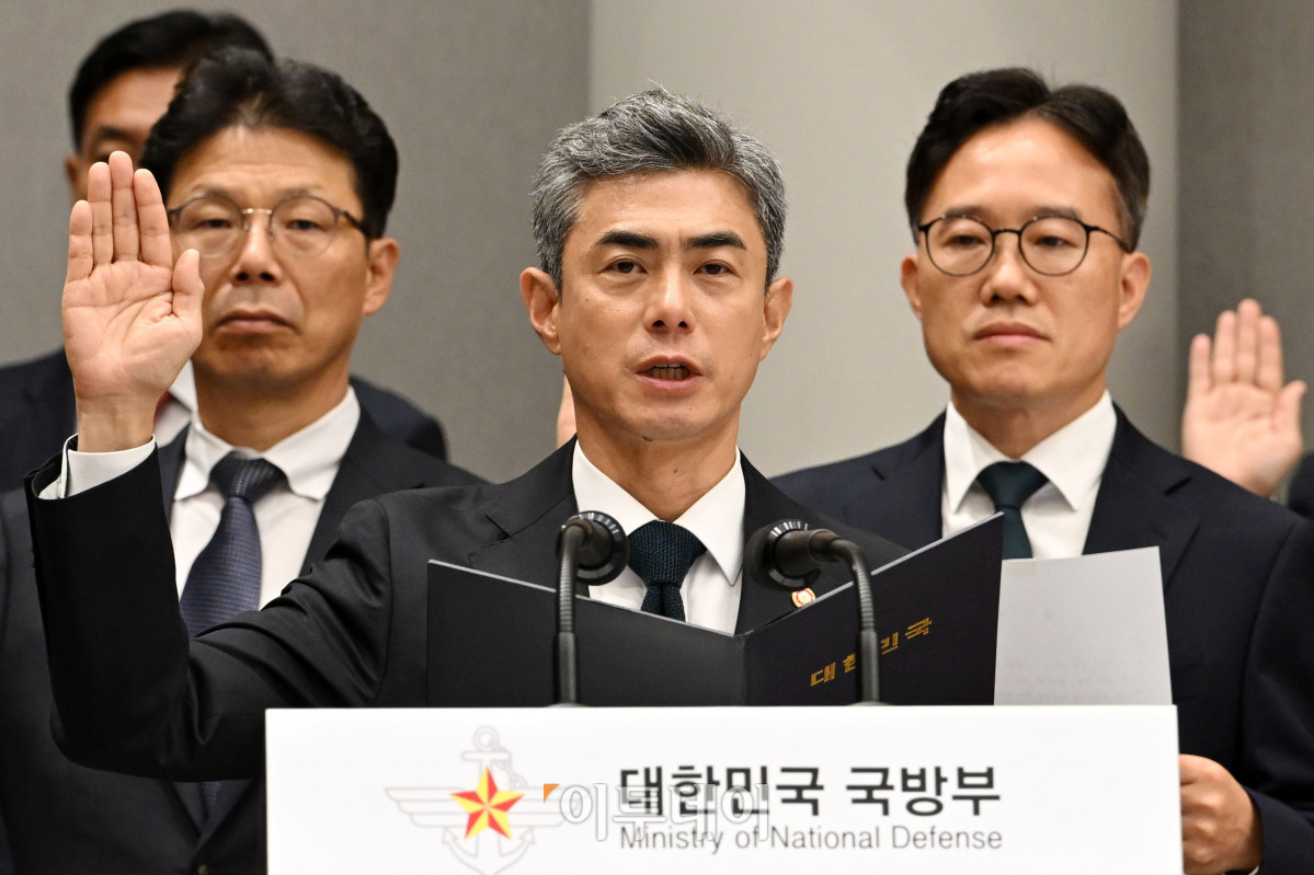 ▲강신철 국방부 장관이 7일 오전 서울 용산구 국방부에서 열린 국회 국방위원회의 국방부에 대한 국정감사에서 선서를 하고 있다. 국회사진기자단